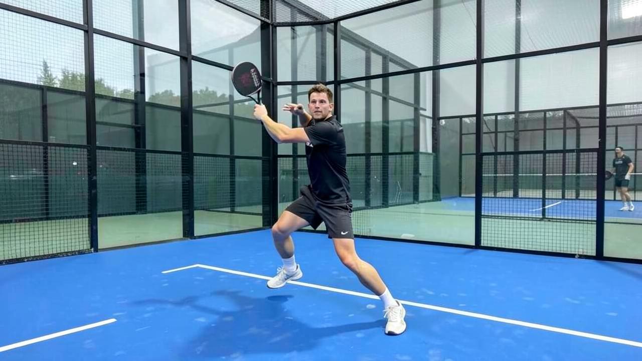 Freizeitspieler holt auf dem Padel-Court zu weit aus