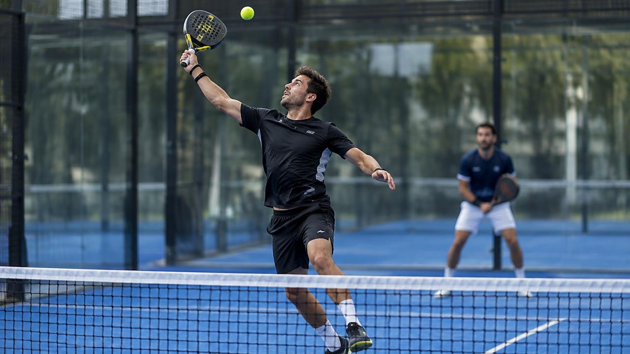 Padel-Spieler schlägt am Netz eine Bandeja über Kopfhöhe